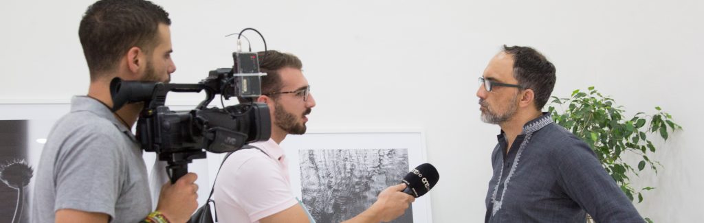 Adrian Grima qed jiġi intervistat.